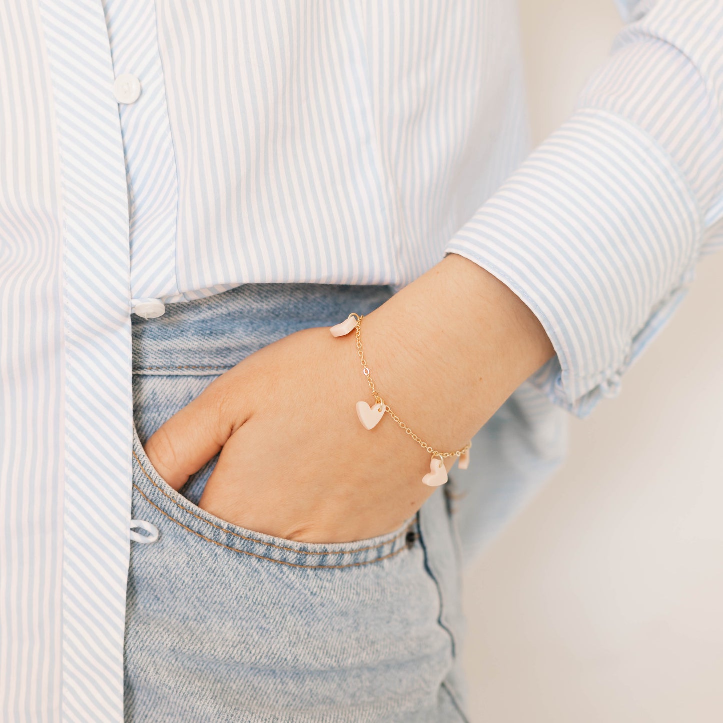 Pulseira corações rosinha folheada a ouro